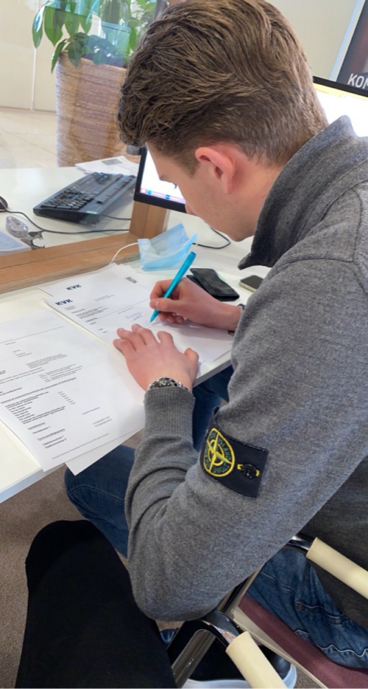 Nog een handtekening voor de KVK-inschrijving