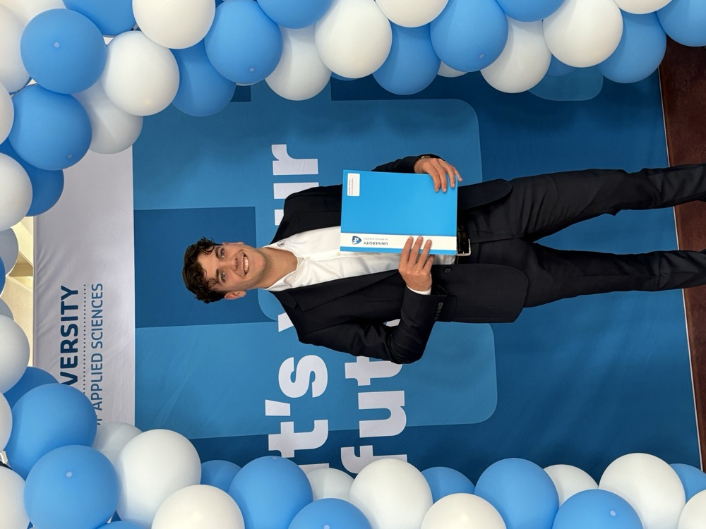 Afstuderen, met de ballonnenboog op de achtergrond