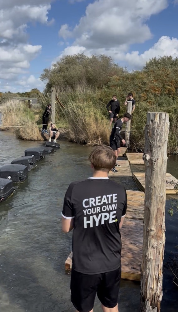 Teamlid in een 'Create your own HYPE'-shirt