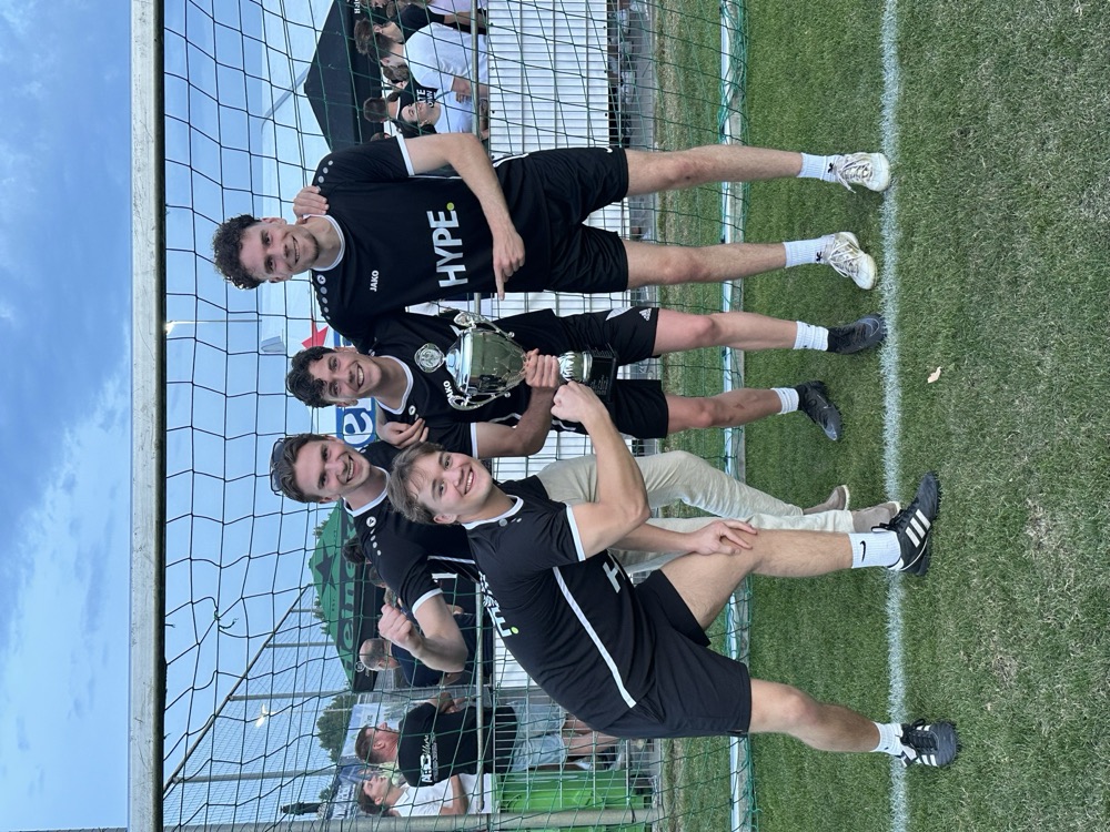 Het HYPE-team met de beker van het bedrijventoernooi